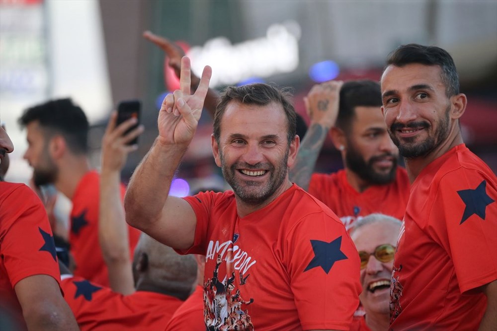 Medipol Başakşehir, şampiyonluk kupasını kaldırdı - 10