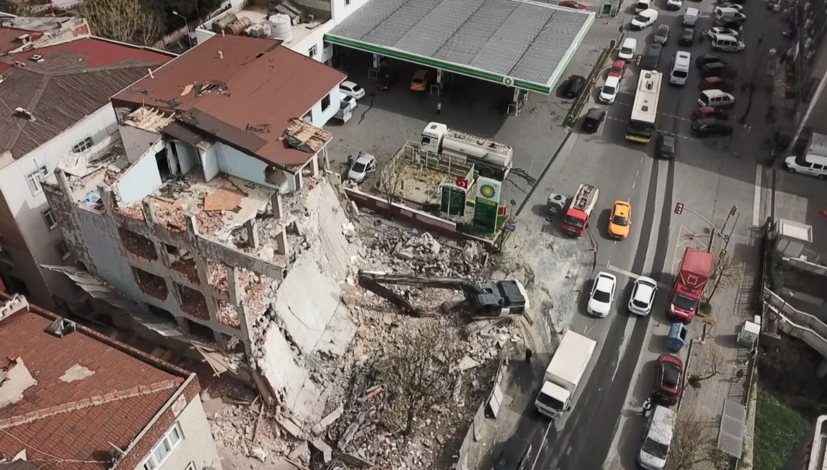 İstanbul'da kontrollü yıkım sırasında bina çöktü İstanbul'da kontrollü yıkım sırasında bina çöktü