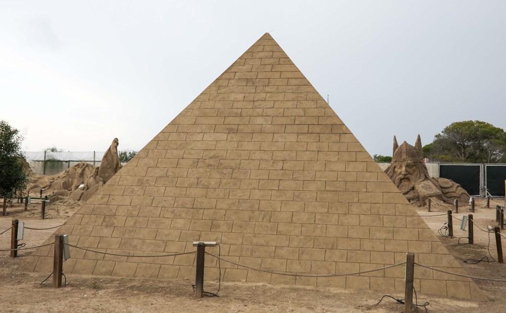 5 yıldır ayakta olan kumdan Keops Piramidi, Guinness'e aday - 5