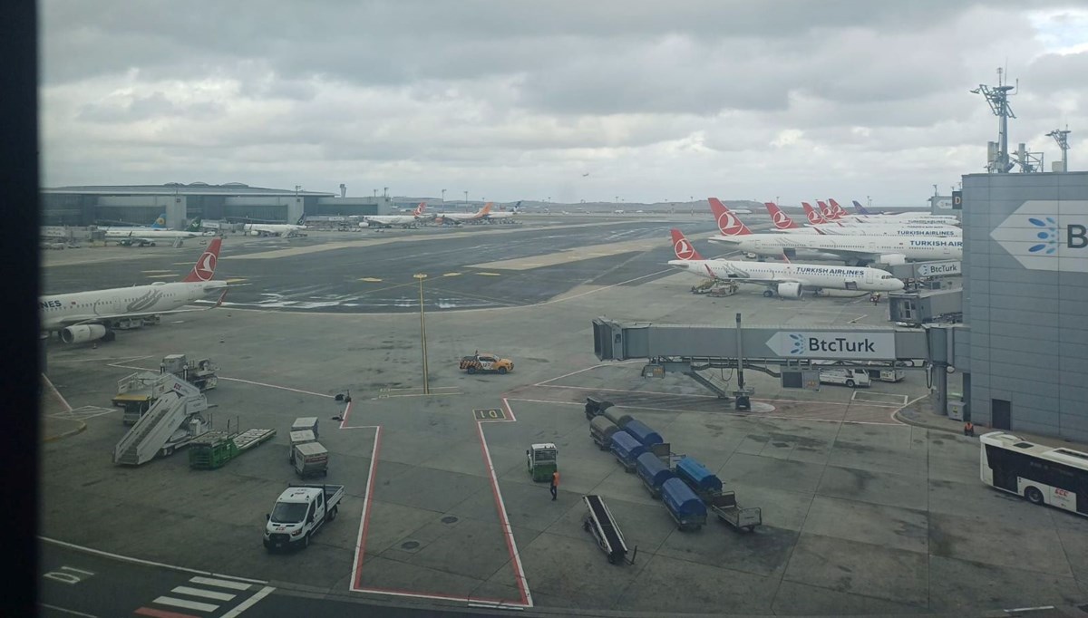 İstanbul'da uçaklar havada tur attı, bazıları inemedi