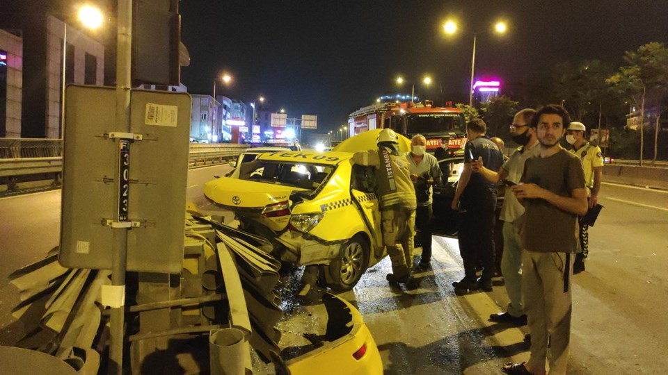 Kadıköy'de 'makas' kazası: Aracını bırakıp kaçtı - 1