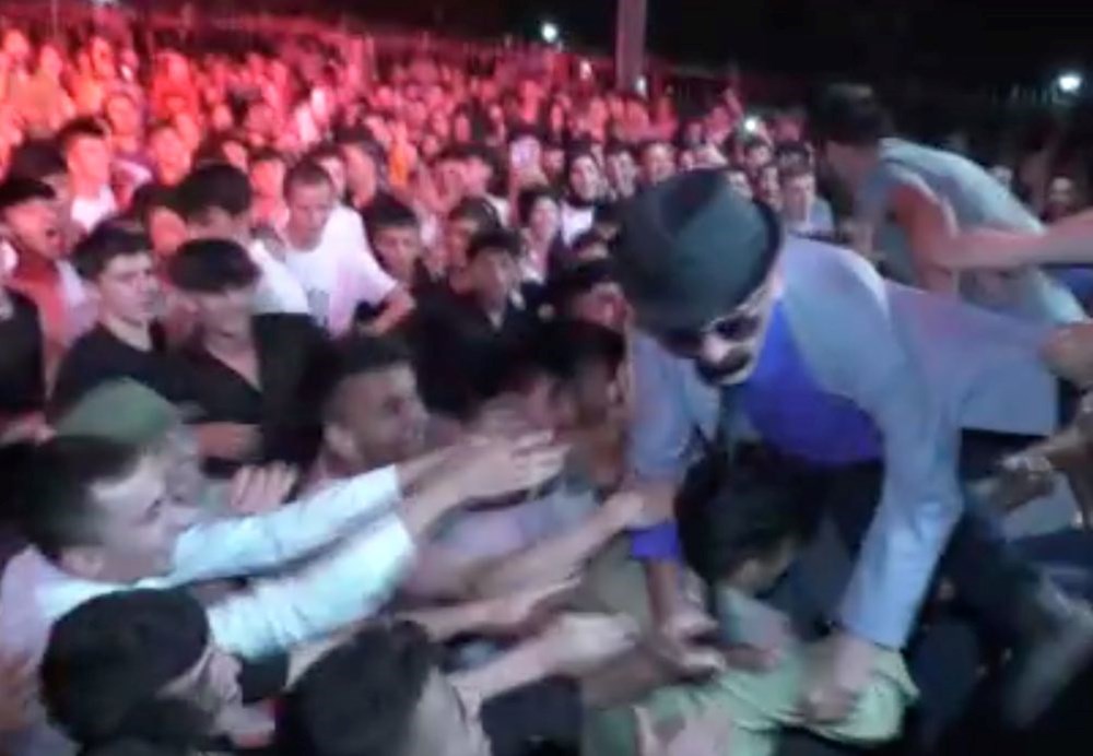 'Tıvorlu İsmail' lakaplı fenomen şarkıcı İsmail Aşkan: Ayağımı kırdım ama sahneden atlamaya devam edeceğim - 4