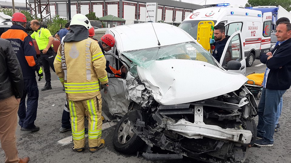 Çatalca'da çekiciyle araç çarpıştı: 1'i ağır 2 yaralı - 2