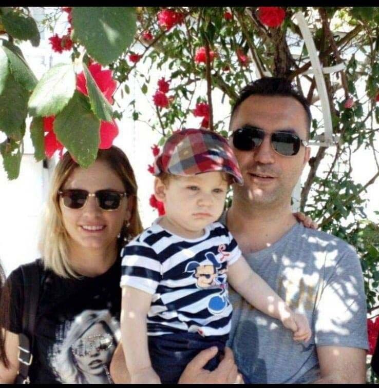 Çilingir yardımıyla içeri giren polis ekipleri, İlkay Tokkal (42) ve eşi Emel Tokkal (41) ile çiftin 4 yaşındaki oğulları Ali Doruk'u bıçaklanarak öldürülmüş halde buldu. İlkay Tokkal’ın 7, Emel Tokkal ve Doruk’un 3’er kez bıçaklandığı saptandı.