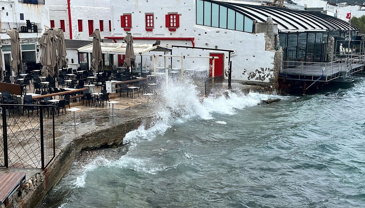 Bodrum'u fırtına vurdu: Balıkçılara ''denize açılmayın'' uyarısı