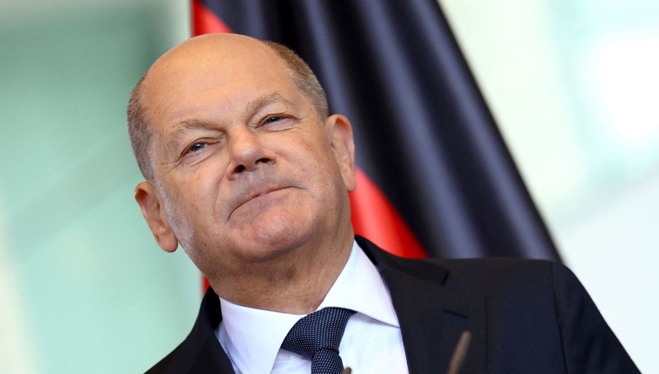 Aprona girip başbakana sarıldı, para cezasına çarptırıldı