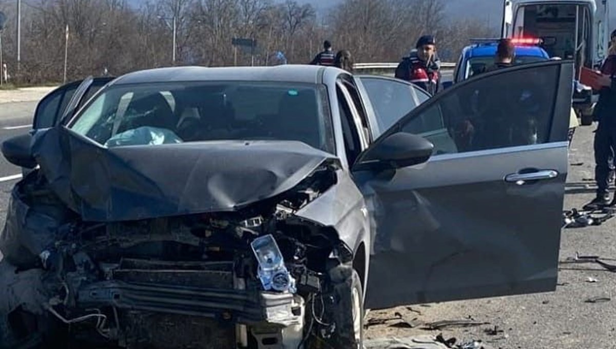 Kanseri yenmiş, kutlaya gidiyorlardı: Bursa'da trafik kazası: 5 yaralı Kanseri yenmiş, kutlaya gidiyorlardı: Bursa'da trafik kazası: 5 yaralı