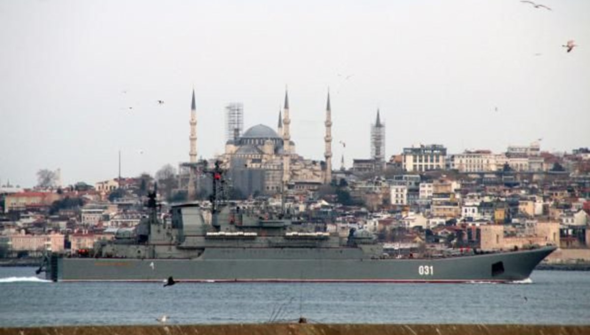 Rus savaş gemileri İstanbul Boğazı'ndan geçti