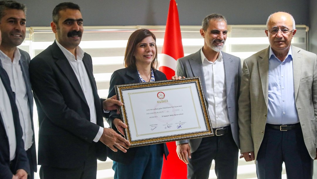 Diyarbakır Büyükşehir Belediye Başkanı Ayşe Serra Bucak Küçük mazbatasını aldı