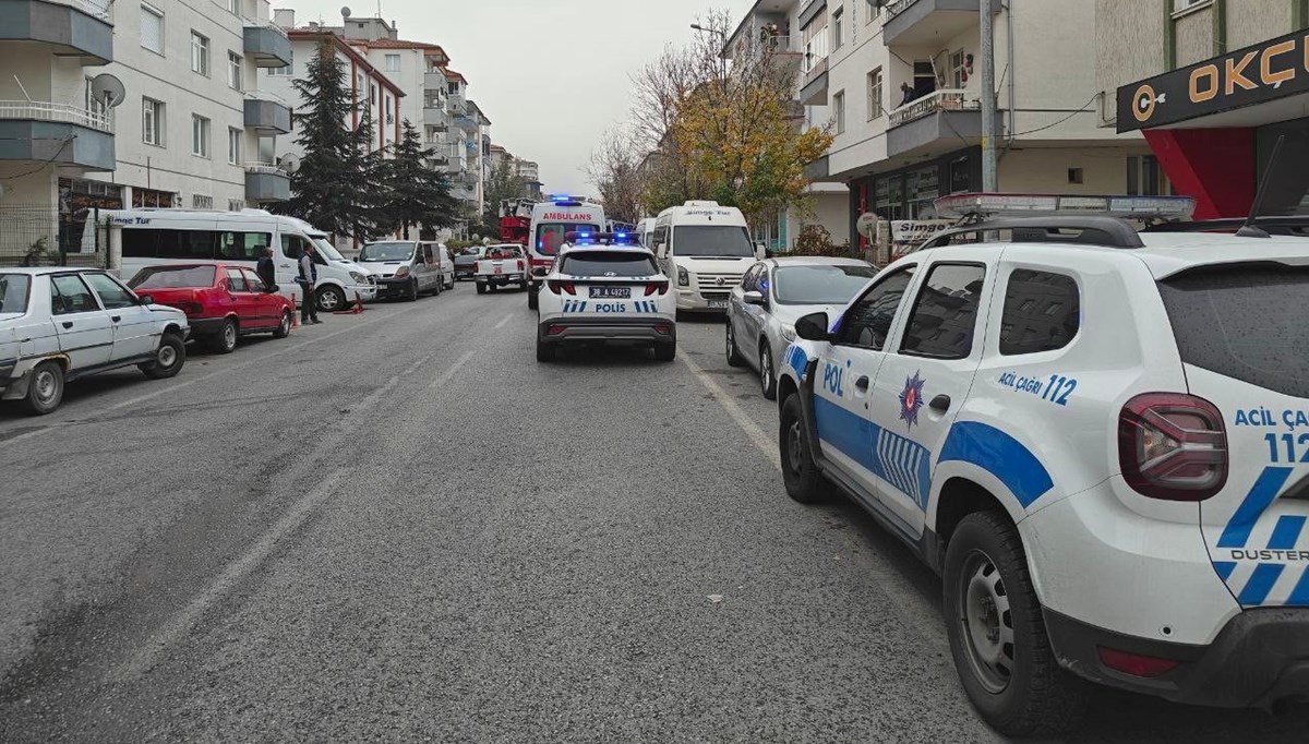 Kendini kilitlediği evini ateşe verdi