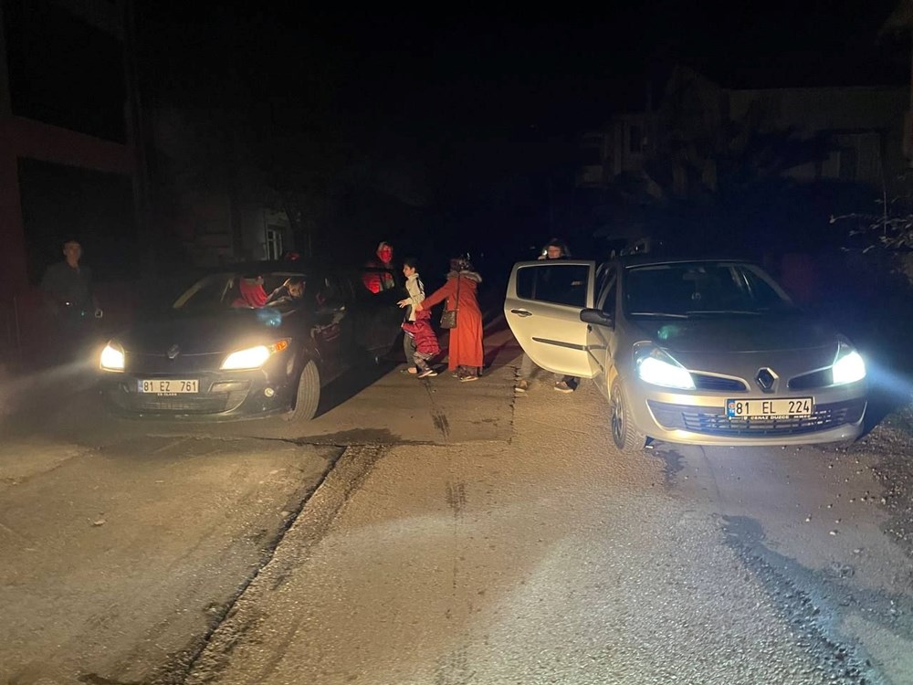 Düzce'de 5,9'luk deprem: Vatandaşlar sokakta - 27