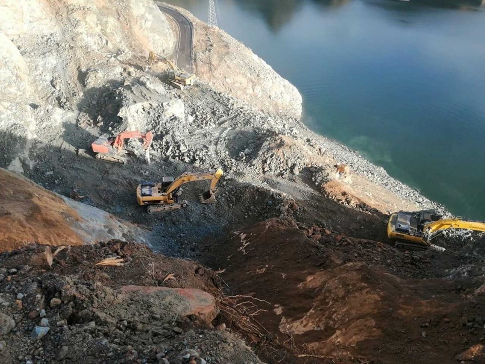 Erzurum-Artvin yolunda heyelandan kapanan yol açılıyor - 1