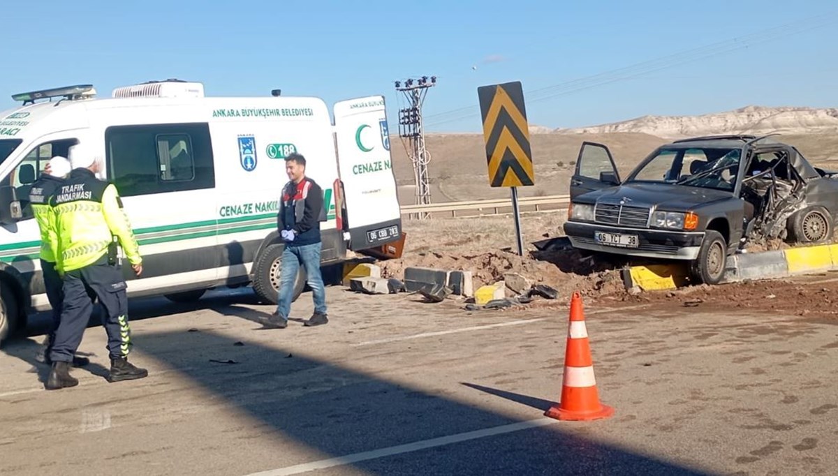 Otomobil ile hafif ticari araç çarpıştı: 1 ölü Otomobil ile hafif ticari araç çarpıştı: 1 ölü