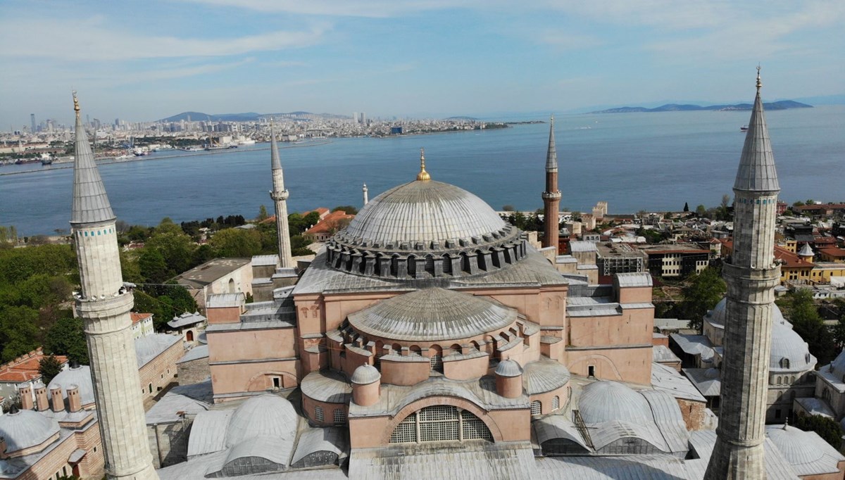 Ayasofya Camii'ne 87 yıl sonra ilk mahya asıldı