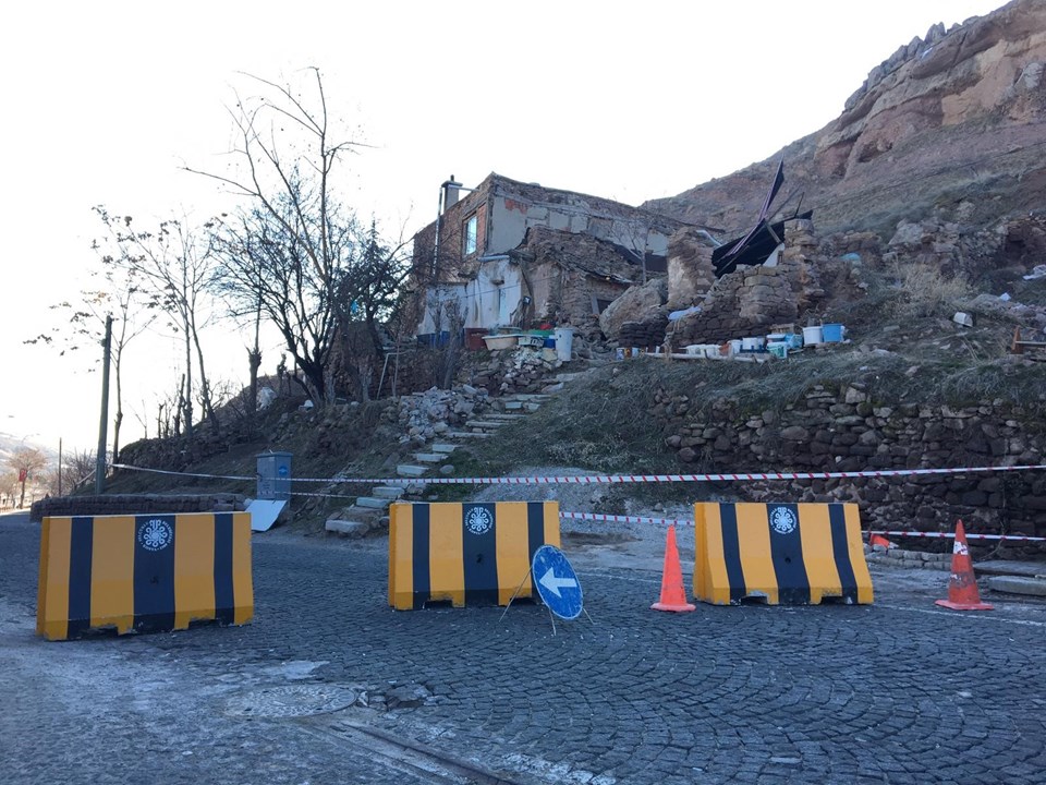 Konya'da bir eve 10 tonluk kaya düştü - 1