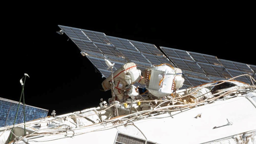 Uzay'da büyük tehlike: Giysisi bozulan kozmonotun yürüyüşü bitirildi - 3