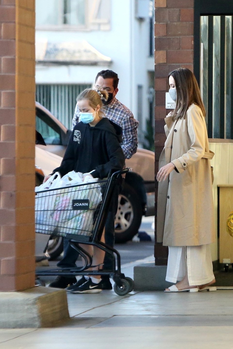 Kızlarıyla alışverişe çıkan Angelina Jolie'nin terlik ...