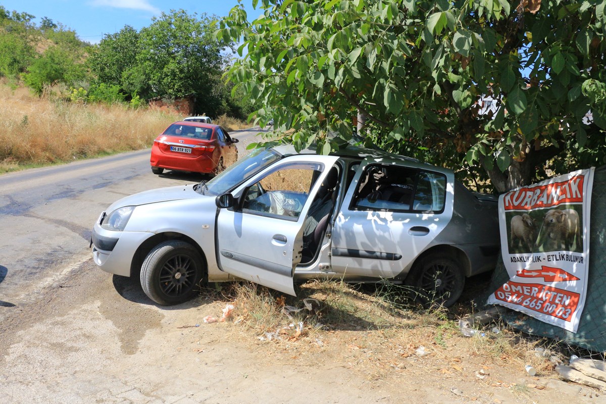 Çevredekilerin ihbarı üzerine kaza yerine polis ve sağlık ekipleri sevk edildi. Çevredekilerin ihbarı üzerine kaza yerine polis ve sağlık ekipleri sevk edildi.