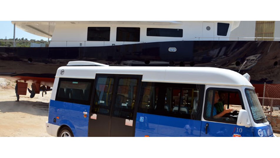 Yat ile minibüs çarpıştı