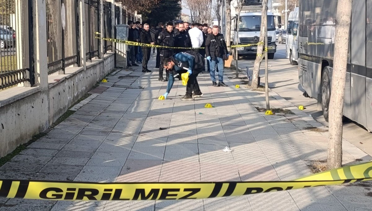 Dolmuşçular arasında silahlı ve bıçaklı kavga: İki kişi ağır yaralandı Dolmuşçular arasında silahlı ve bıçaklı kavga: İki kişi ağır yaralandı