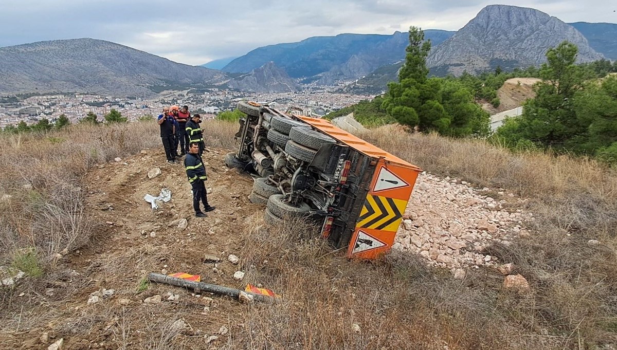 Freni tutmayan kamyon şarampole devrildi Freni tutmayan kamyon şarampole devrildi