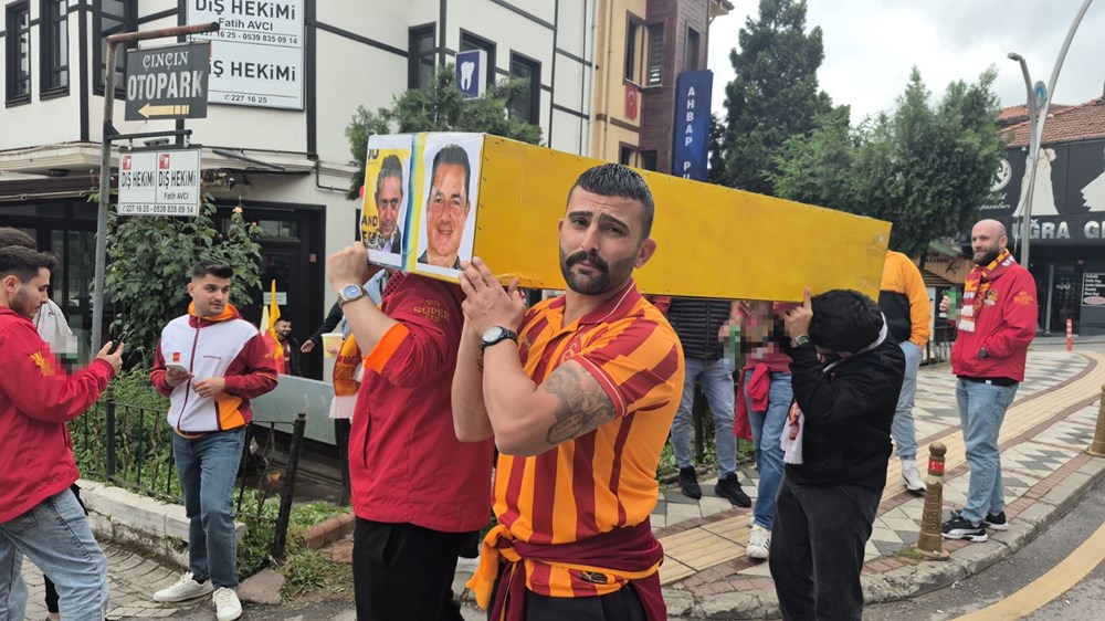 Galatasaray taraftarlarından farklı kutlama: Sarı - lacivert tabutla yürüyüş ve tekbir 76 t7Dx UZUAU TZ5RjJFNP5w