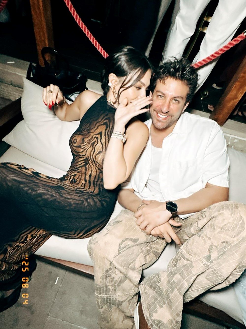 Demet Özdemir'den yeni pozlar: Elbisesi çok konuşuldu - 3