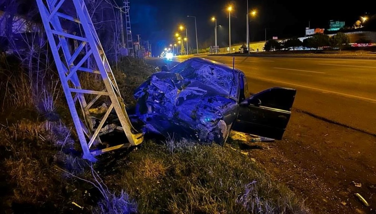 Samsun'da otomobil direğe çarptı: 1 yaralı