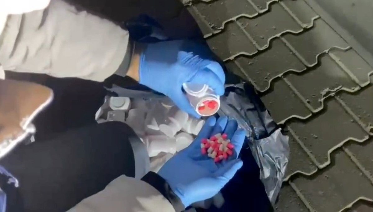 İzmir'de 11 bin adet uyuşturucu hap ele geçirildi