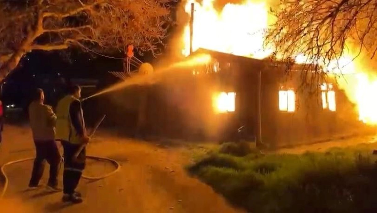 Bursa'da 18 ahşap ev alev alev yandı