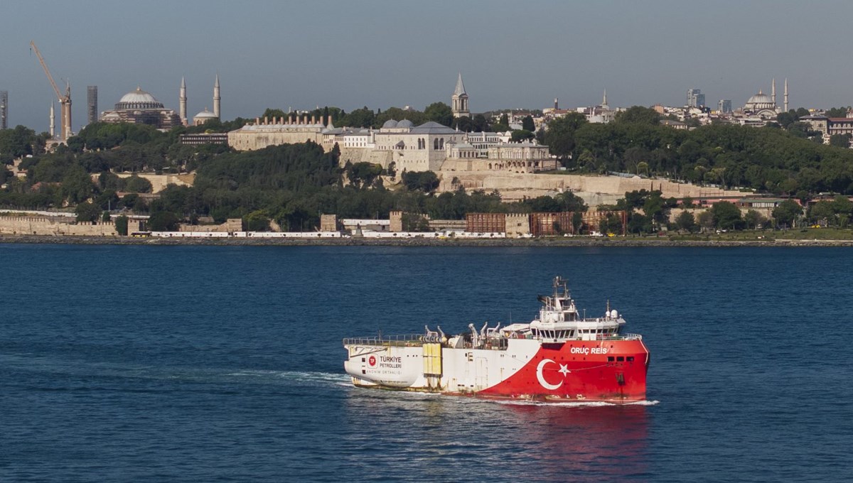 Oruç Reis Gemisi İstanbul Boğazı'nda