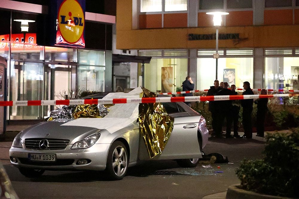 Almanya'da iki kafeye saldırı: 11 ölü Almanya'da iki kafeye saldırı: 11 ölü