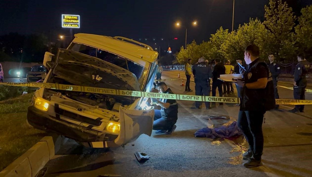 Kontrolden çıkan minibüs orta refüje çarparak savruldu: 1 ölü Kontrolden çıkan minibüs orta refüje çarparak savruldu: 1 ölü