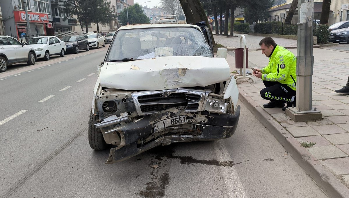 Bursa'da kalp krizi geçirip kullandığı kamyonetle kaza yapan sürücü öldü Bursa'da kalp krizi geçirip kullandığı kamyonetle kaza yapan sürücü öldü