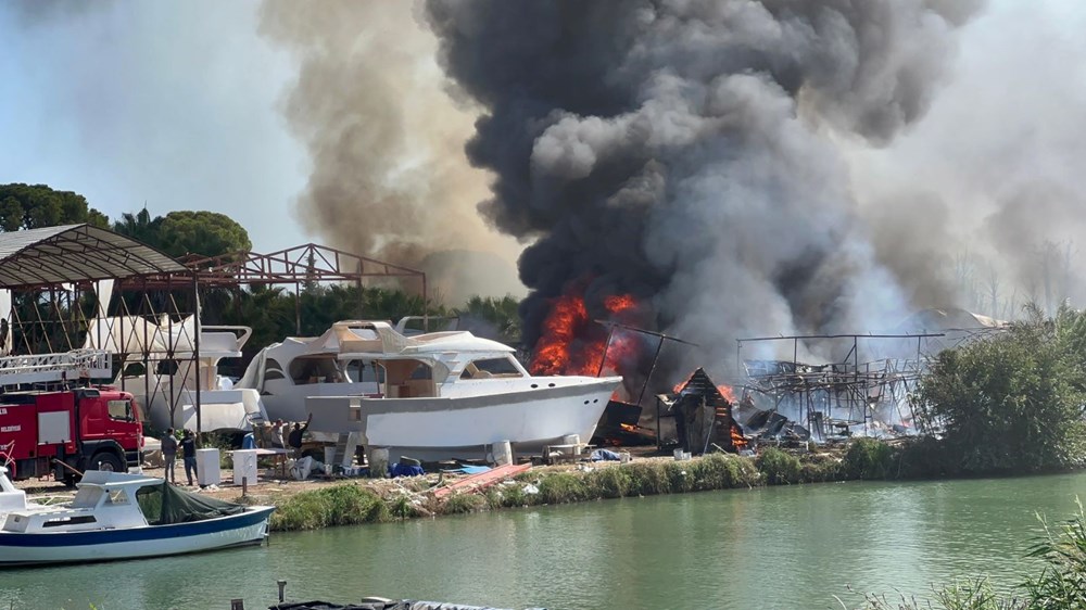 Antalya'da orman yangını | Otluk alanda çıktı teknelere sıçradı - 3