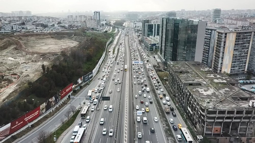 İstanbul'da hafta sonu kısıtlaması öncesi trafik yoğunluğu - 8