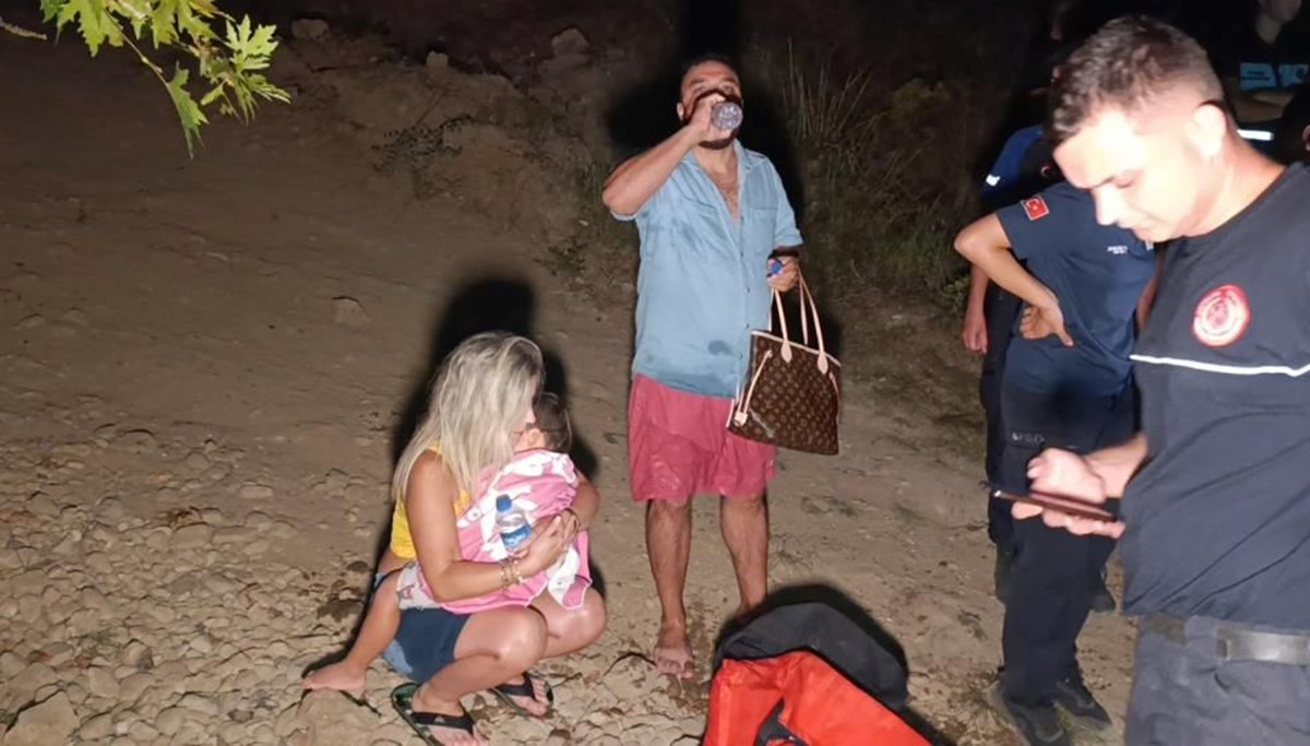 Baraj kapakları açıldı, adacıkta uyuyan aile mahsur kaldı Baraj kapakları açıldı, adacıkta uyuyan aile mahsur kaldı