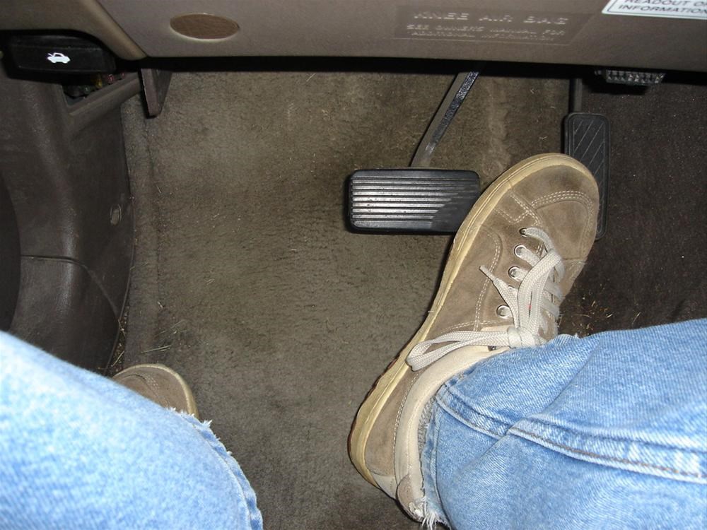 Toyota RAV4(3) про педаль газа (которую клинит) - цепляет за коврик, фото и схем