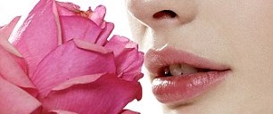 Вдыхая розы аромат. Аромат розовый. Аромат розы. Цветочные духи. Ароматные духи.