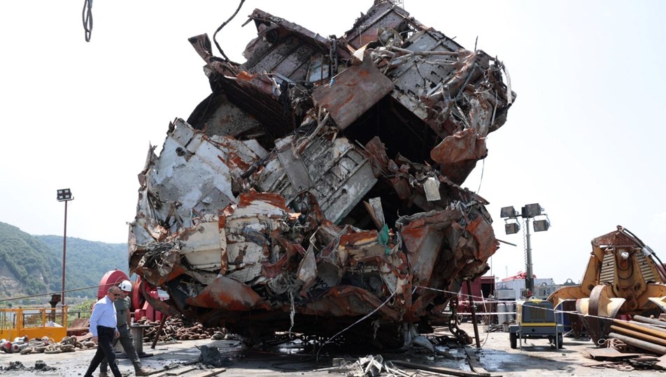 Ekipajı itkin düşən batmış gəminin kəsilmiş hissələri su səthinə çıxarılıb