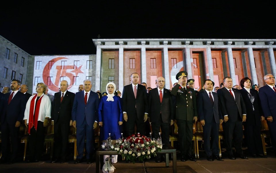 Cumhurbaşkanı Erdoğan: Tankı yumrukla durduran başka bir millet yok - 1