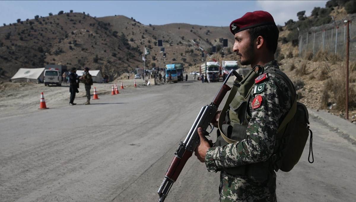 Afganistan ve Pakistan sınır güçleri arasında çatışma Afganistan ve Pakistan sınır güçleri arasında çatışma
