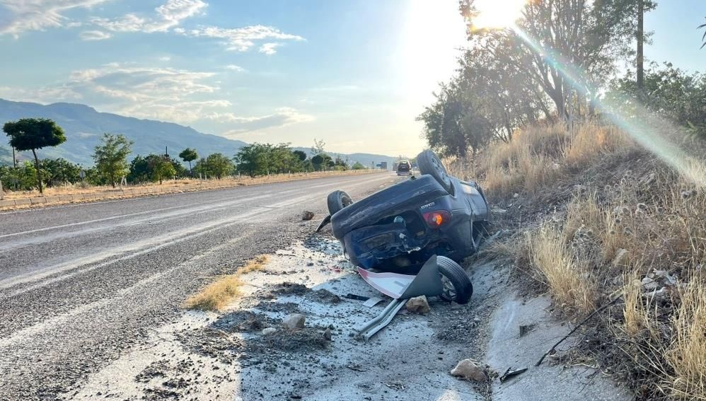 Adıyaman'da otomobil takla attı