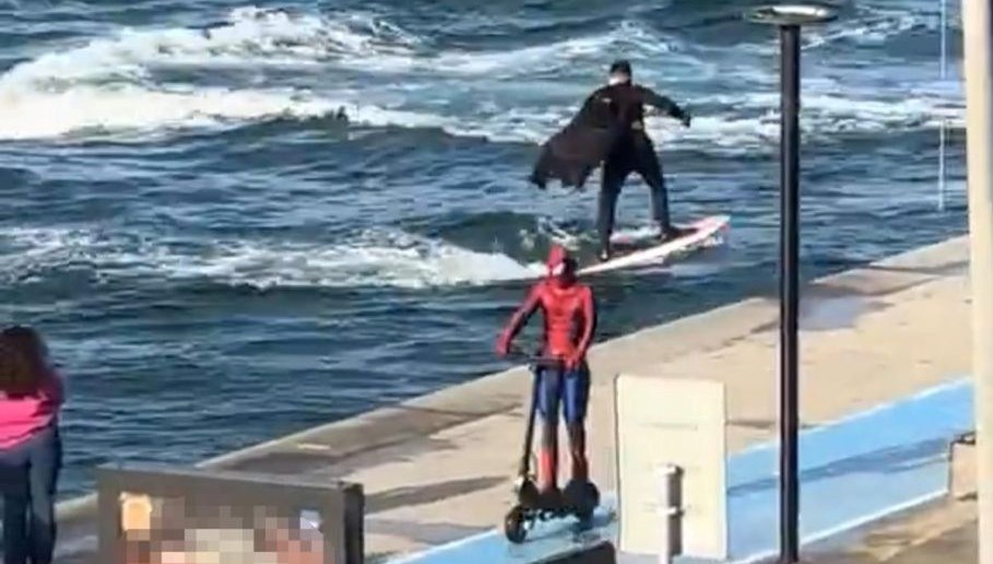 Batman sörf yaptı, Spider-Man scooter kullandı