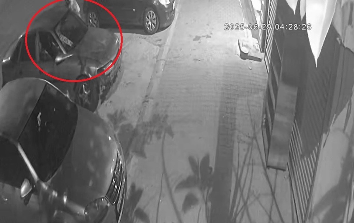 Yaşamını yitiren gençlerden ikisinin, park halindeki otomobili oto yıkamacının içerisine sürmeleri güvenlik kamerasınca görüntülendi. Yaşamını yitiren gençlerden ikisinin, park halindeki otomobili oto yıkamacının içerisine sürmeleri güvenlik kamerasınca görüntülendi.