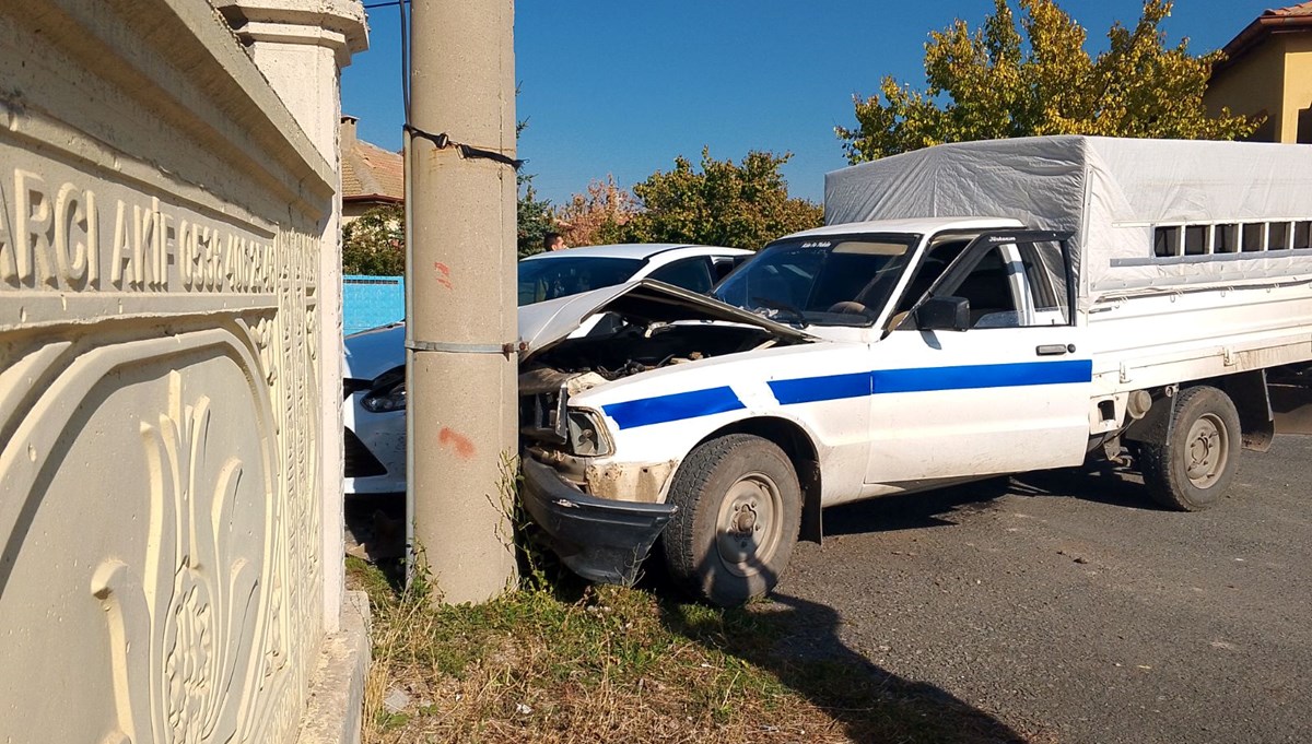 Sivas'ta otomobille kamyonet çarpıştı: 6 yaralı Sivas'ta otomobille kamyonet çarpıştı: 6 yaralı