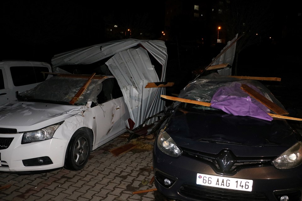 Yozgat'ta şiddetli rüzgar çatıları uçurdu, çok sayıda araç zarar gördü - 1