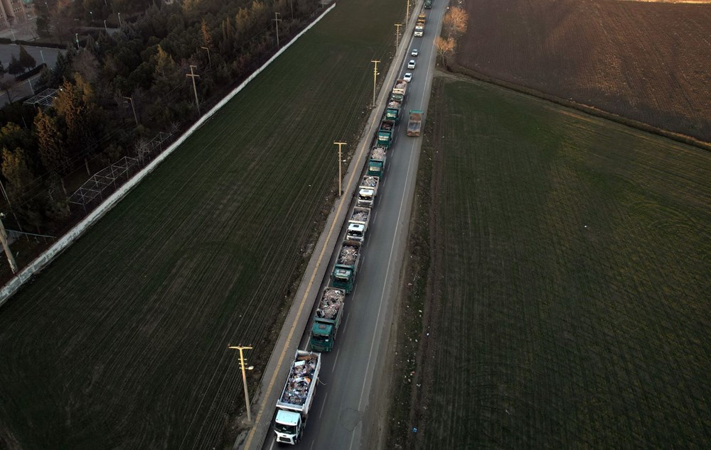 Kahramanmaraş’ta enkazı taşıyan hafriyat kamyonları metrelerce kuyruk oluşturdu - 4