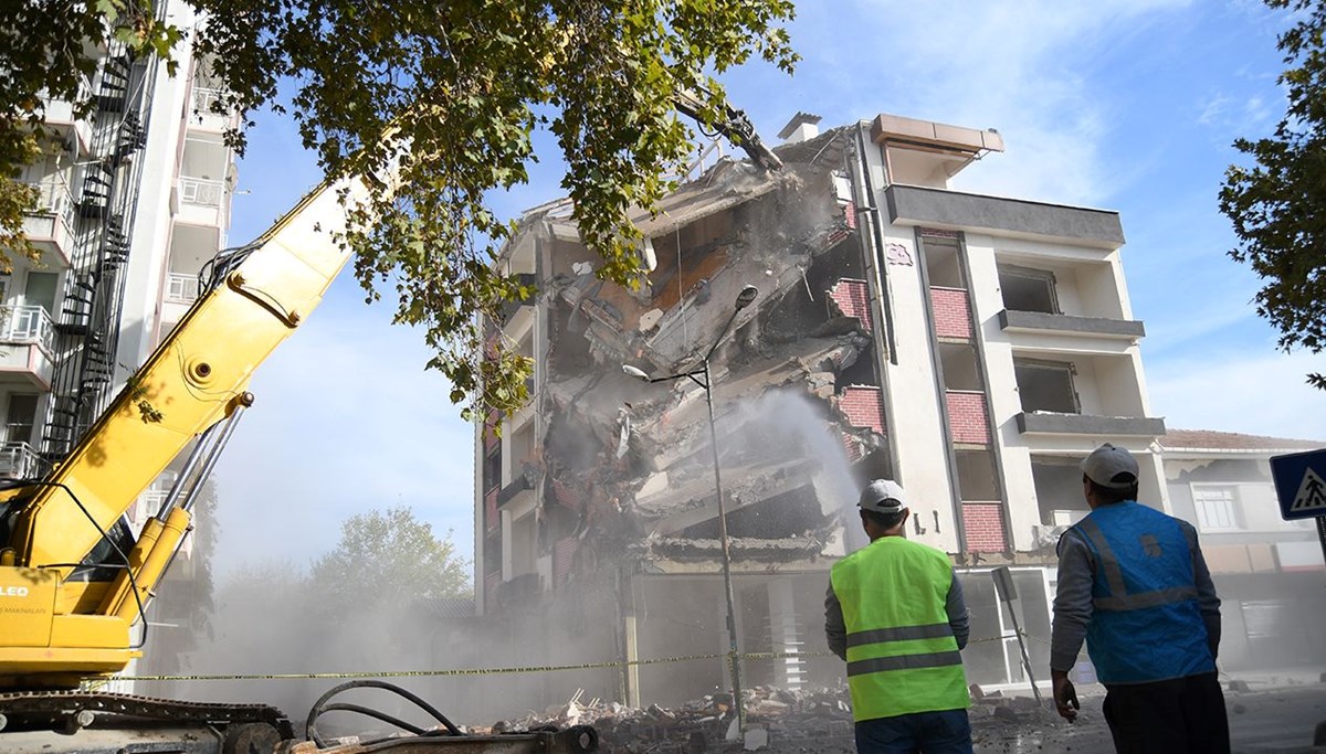 Sındırgı'da peş peşe artçı depremler