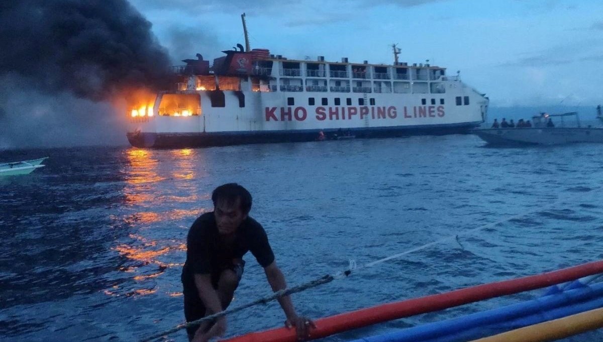 Filipinler’de feribot açık denizde alev aldı, yolcular kurtarıldı Filipinler’de feribot açık denizde alev aldı, yolcular kurtarıldı